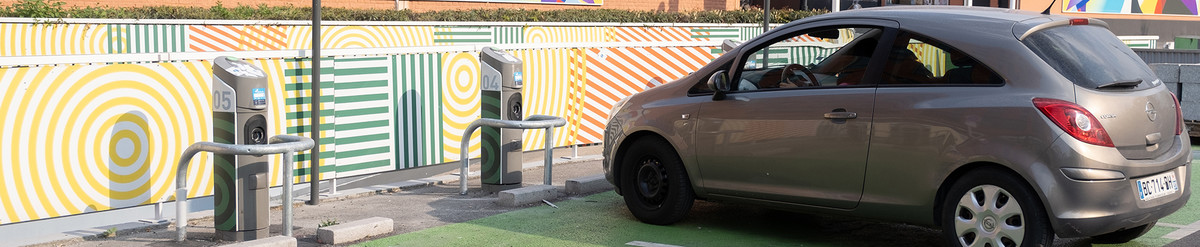 Voiture électrique à proximité de bornes de recharge