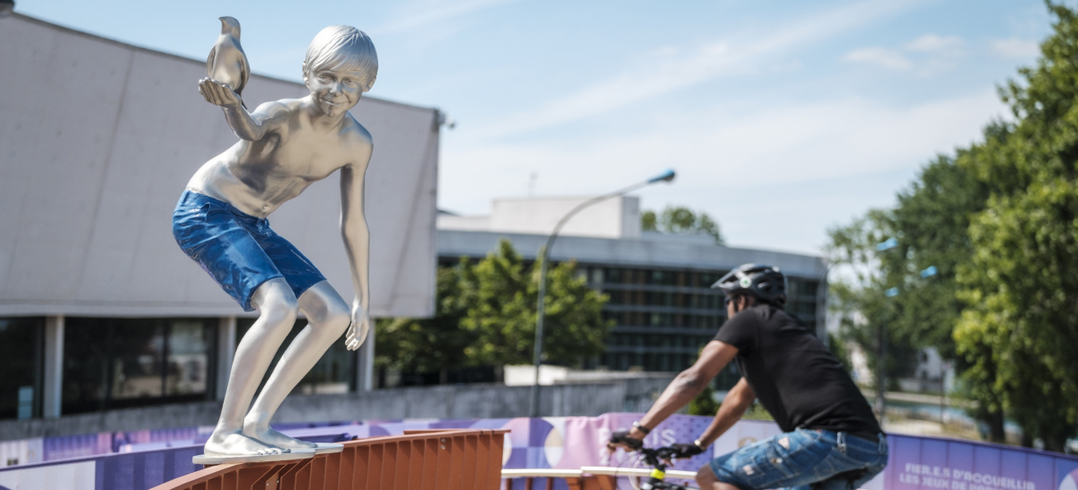 œuvre d'art un enfant au short bleu portant un oiseau 