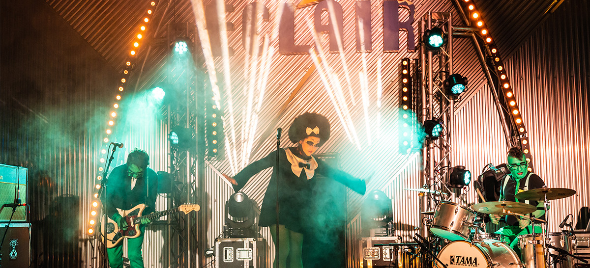 Concert avec une chanteuse et son groupe 