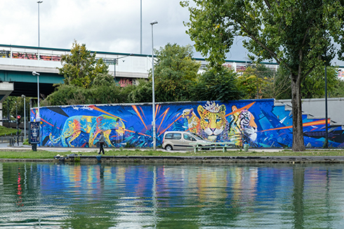 Fresque montrant des félins le long d'un canal 
