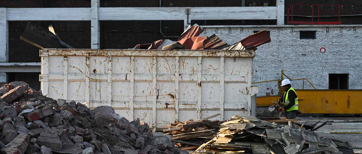 Ouvrier sur un chantier de démolition 